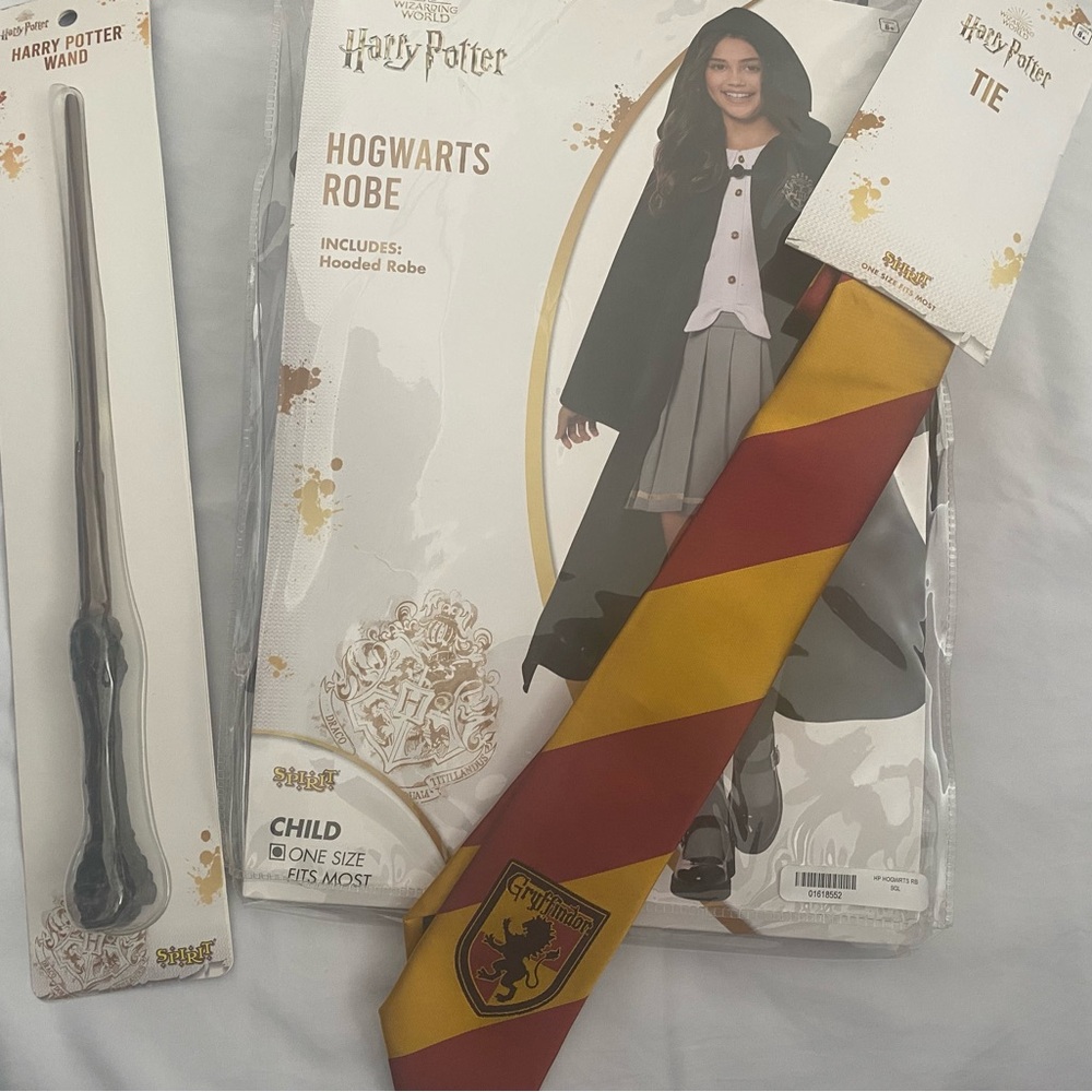 Harry Potter Hogwarts Robe, Wand and Gryffindor Tie Set